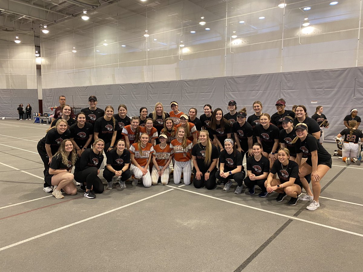 Thanks to the <a href="/RoanokeSoftball/">RoanokeSoftball</a> coaches and players for working with our team today. the instruction was great as always and proud of the hard work today! 🐝 💪🏻