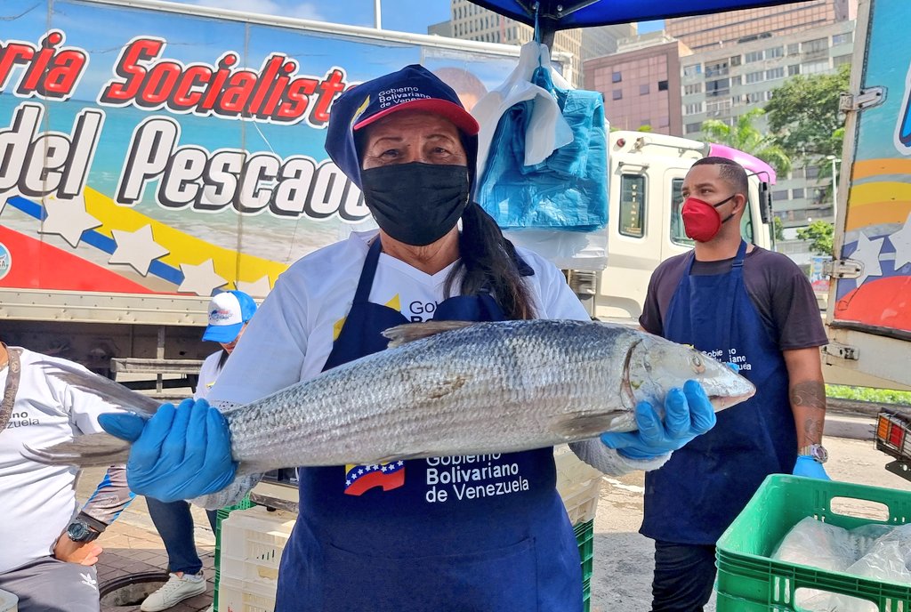 Minpescave2's tweet photo. El @GobDeVenezuela reconoce la labor de la mujer en toda la cadena productiva de la pesca y la acuicultura. Elaboran y reparan artes de pesca, salen a faenar, incluso hay interesantes experiencias de procesamiento de pescado para diversificar la economía.
#SancionesMatanSueldo https://t.co/zFKypuUbqC