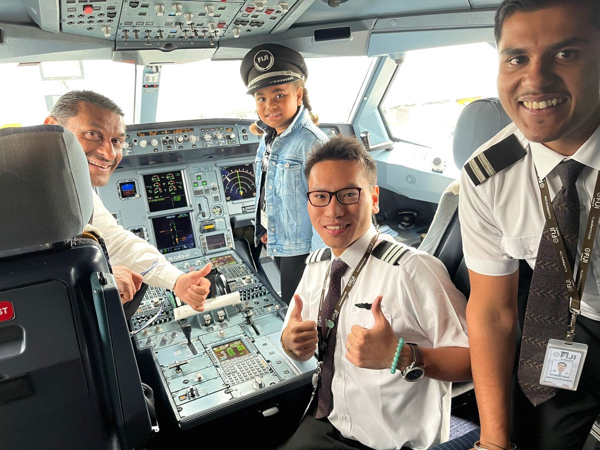 FijiAirways's tweet image. Last November, we introduced to you Gloria who aspires to be a Fiji Airways pilot👩‍✈️

We are so glad we were able to host Gloria and her family on their flight from Nadi to San Francisco.
