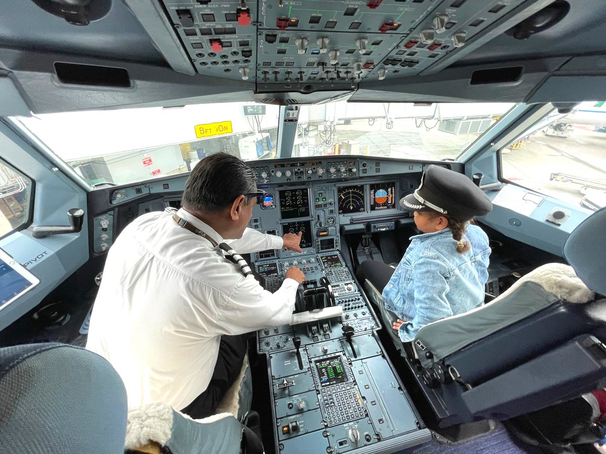FijiAirways's tweet image. Last November, we introduced to you Gloria who aspires to be a Fiji Airways pilot👩‍✈️

We are so glad we were able to host Gloria and her family on their flight from Nadi to San Francisco.