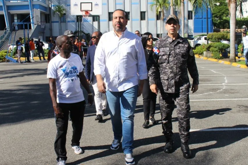 pesqueiradiego's tweet photo. El trabajo en favor del deporte escolar sigue a ritmo acelerado desde el @INEFIRDOFICIAL. Su director @ARenLosDeportes cumple instrucciones del presidente de la República, @luisabinader. El #Inefi respalda las actividades deportivas y de proximidad que realiza la @PoliciaRD. https://t.co/HN8HXROrsp