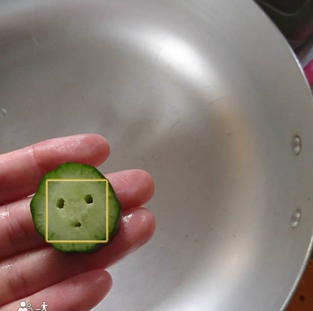 @tyomateee2 うちのキュウリは顔認証されました🥒 