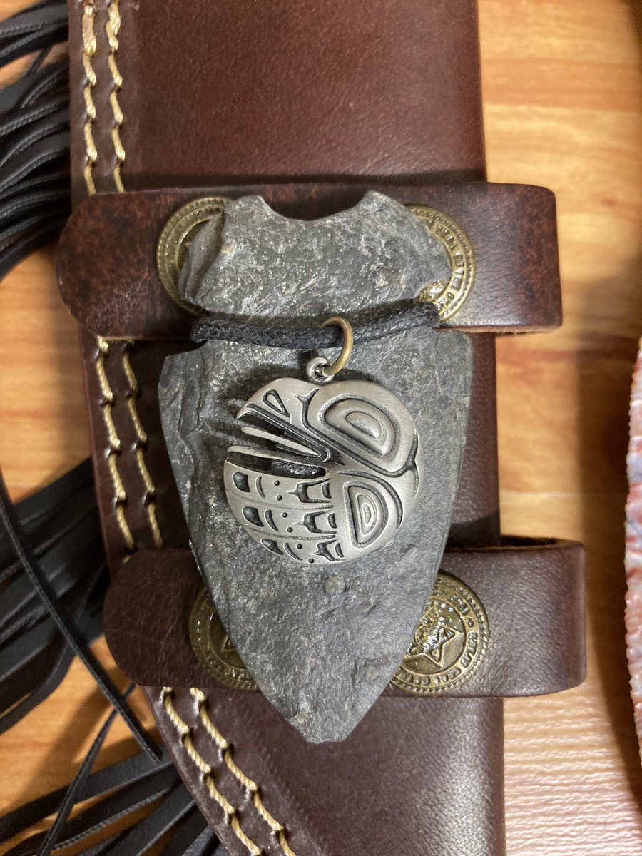 MuskratSurvival's tweet photo. I FINALLY built a sheath that I feel suits the Agate crystal stone knife with deer antler handle carved into an eagle’s head 🤠👍🏼💕
#joelynndesign #agatestone #stoneknife https://t.co/zAQpQeeOeD