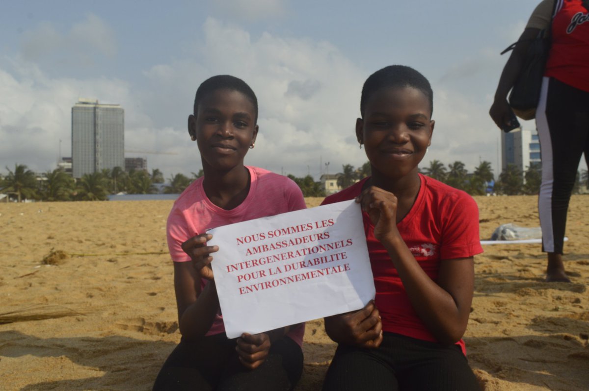 SGAfrik_'s tweet photo. Les Ambassadeurs Intergénérationnels pour la Durability Environnementale (A.I.D.E) étaient au #ClimateSaturday pour le #SaturdayForSustainabilityRun. #sensibilisations #assainissement plage de Lomé #KidsFirst #Makeourcityclean #Ourkidsclimate 
#ParentsForFutureGlobal https://t.co/z50WT7vigp
