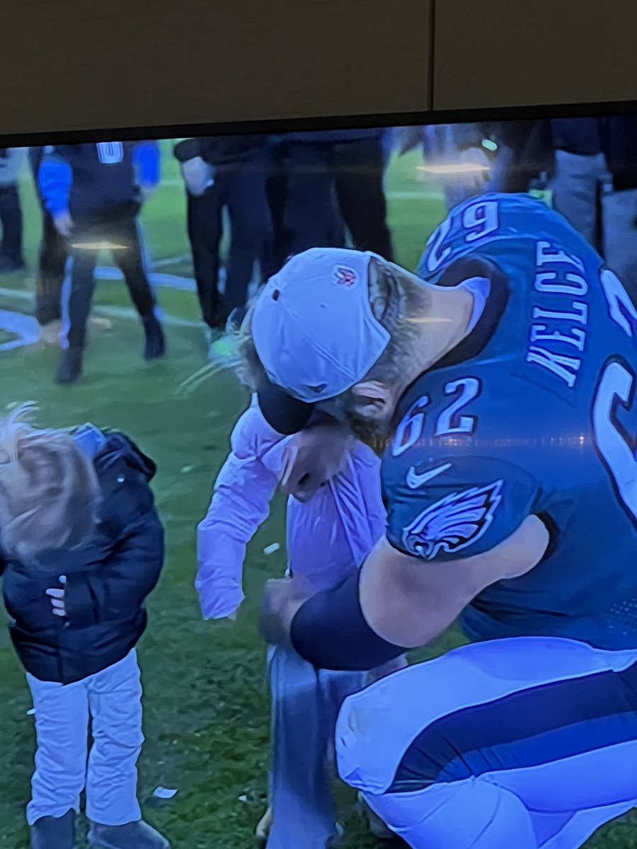 CindyWeb94's tweet photo. Jason Kelce giving his daughters confetti is everything 🎊 💚🦅 https://t.co/Y800lidw7e