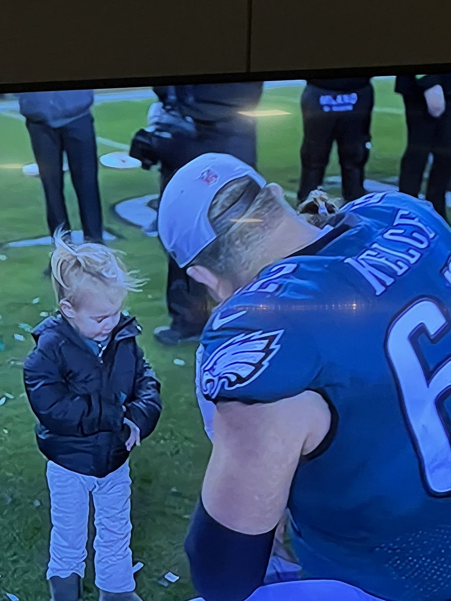 Jason Kelce giving his daughters confetti is everything 🎊 💚🦅