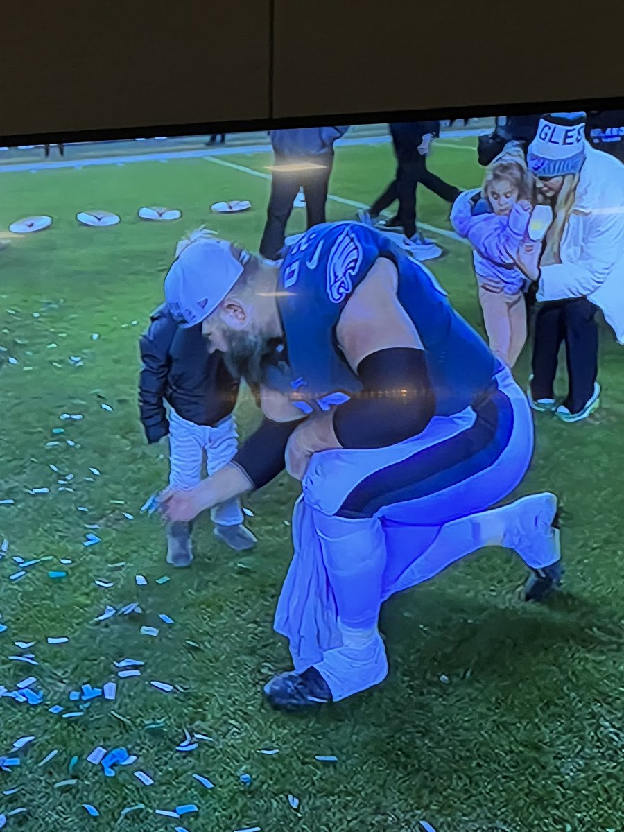 CindyWeb94's tweet photo. Jason Kelce giving his daughters confetti is everything 🎊 💚🦅 https://t.co/Y800lidw7e
