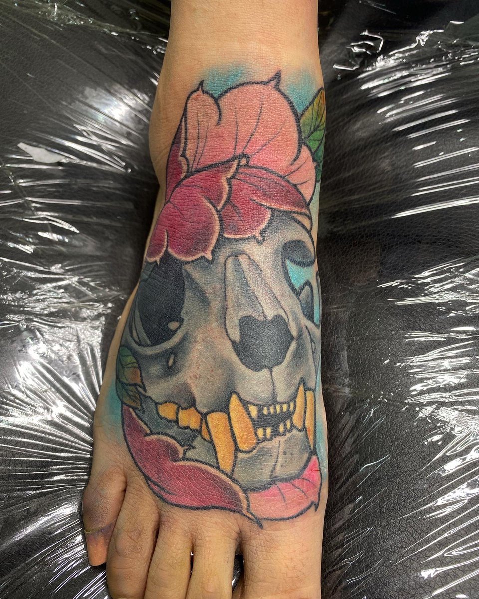 nathannahu's tweet photo. Otro para la sección de “Nathan tápame mi pozole” un craneo de gato! 

#tattoo #coverup #coveruptattoo #skull #skulltattoo #cat #catskull #catskulltattoo #peony #peonytattoo #nathannahui #nathannahuicoverup https://t.co/icWns1EVhL