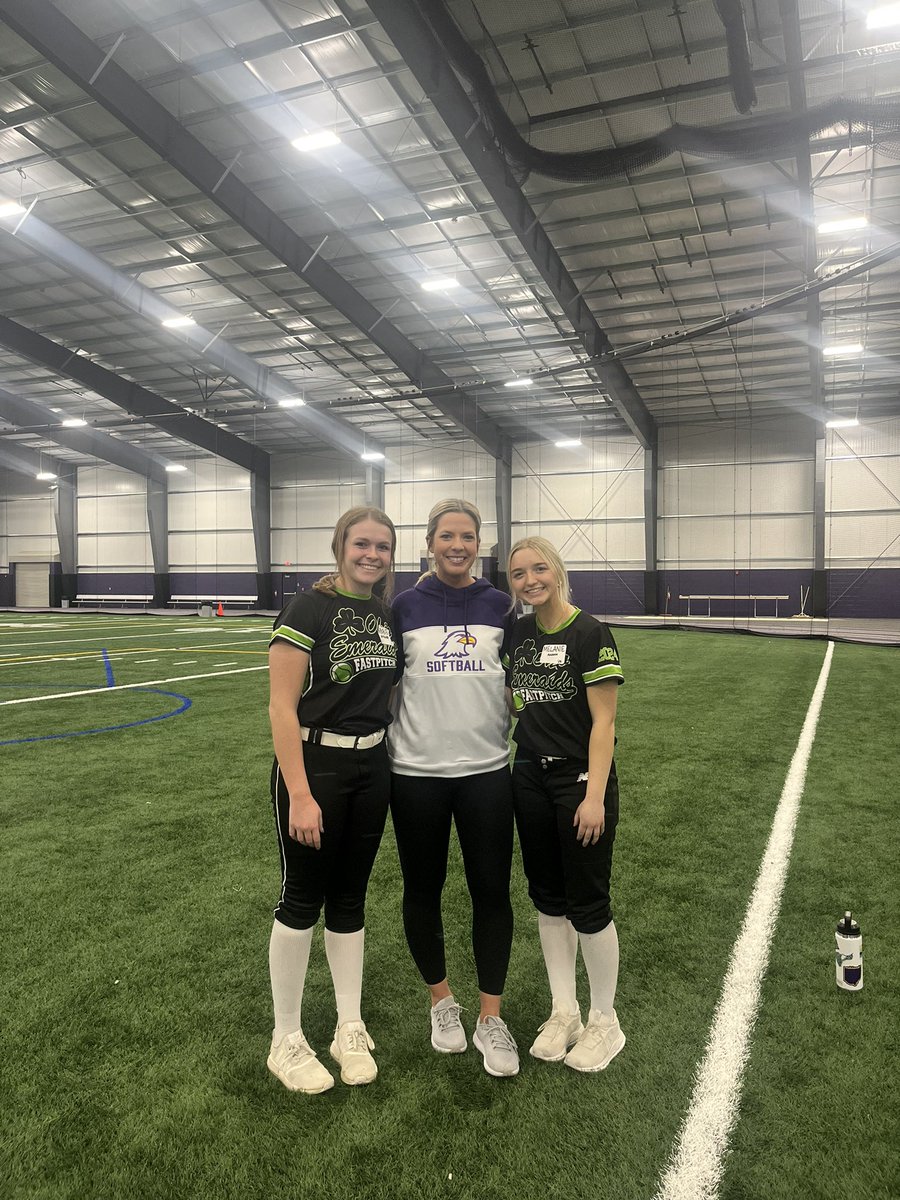 MelanieAmannSb's tweet photo. Thank you so so much @AshlandUSball for putting on such an amazing camp today! The environment was so welcoming and I loved talking to and learning things from the players! I also got to catch up with my old teammate  @13graceharris ! @CoachKnerem https://t.co/ZnbEyCFVwk