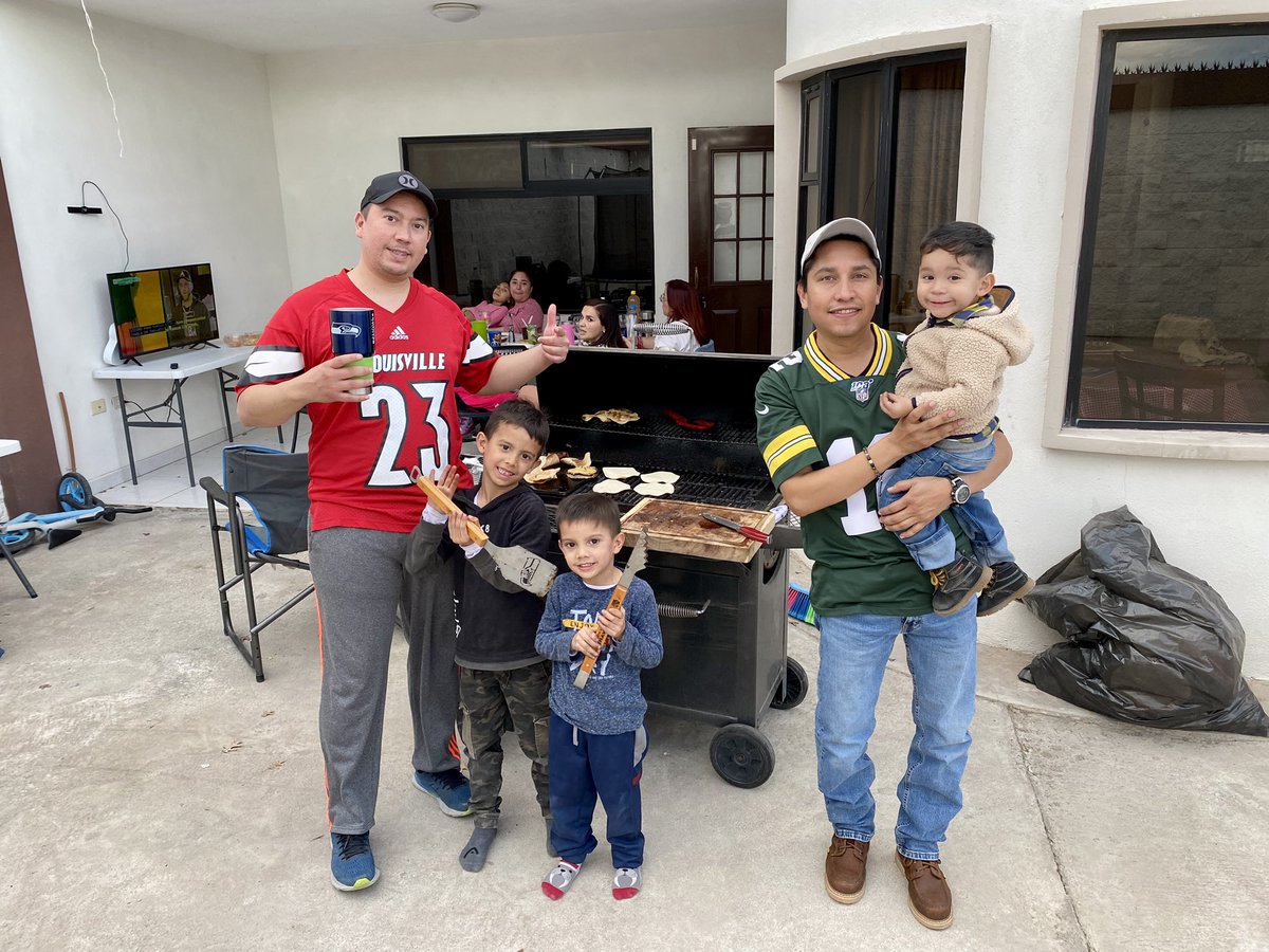 JDHGMM's tweet photo. #NFLPlayoffsEnTDN disfrutando con los compadres y amigos!  Saludos desde Saltillo 😎🤩 https://t.co/U1dQv21rEN