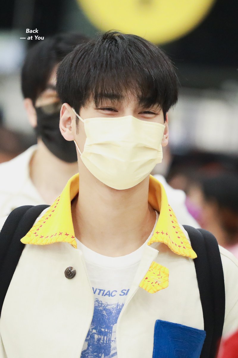 backattyou's tweet photo. วันจันทร์สีเหลือง สดใสจังค้าบ 💛🙂

 ⌁❤︎⌁⋆

#Nnattawin #apocolleagues https://t.co/yeNbZSvyOp