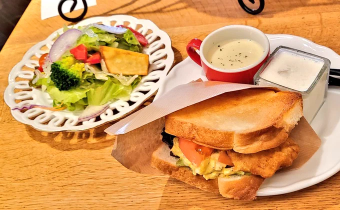 ボントレ珈琲店のご褒美モーニング!白身魚とレンコンのサンド美味すぎる…!ここも行きたかったとこ。 