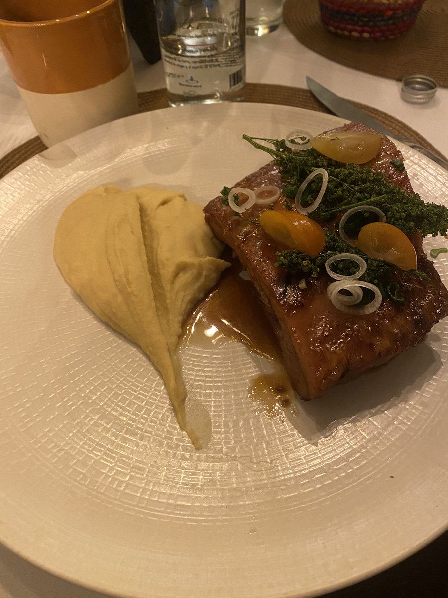 alexvazquez38's tweet photo. Hoy vine a #Limosneros taco de Cuitlacoche con flor de calabaza, encacahuatado y vegetales encurtidos; taco de carnitas de conejo y costillas de cerdo con glaseado de mezcal y miel de agave y puré de garbanzo y tartar de cecina (que no me gustó por crudo) https://t.co/b83imoR9Gv