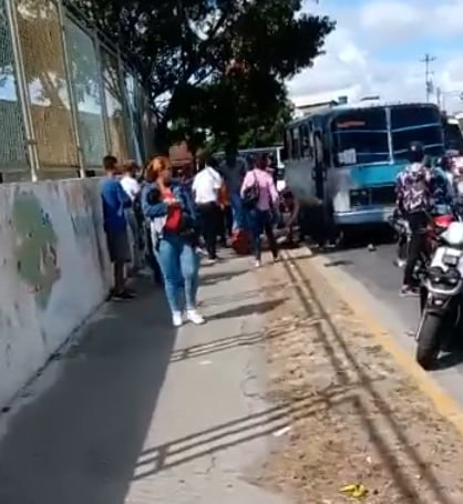 InforTvenezuela's tweet photo. Cansado de los robos a unidades de transporte publico, personas decidieron tomar la justicia por sus propias manos y recuperar sus teléfonos y dinero, al tiempo que otro grupo de personas lo desnudaban y amarraban
El sujeto es conocido como Axcel "El Abuelo"
Barquisimeto,edo Lara https://t.co/bd0SxqSIqQ