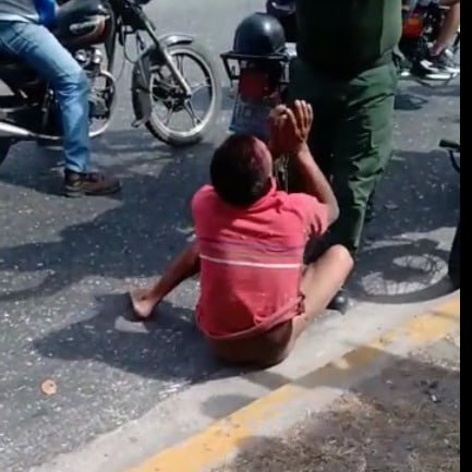 InforTvenezuela's tweet photo. Cansado de los robos a unidades de transporte publico, personas decidieron tomar la justicia por sus propias manos y recuperar sus teléfonos y dinero, al tiempo que otro grupo de personas lo desnudaban y amarraban
El sujeto es conocido como Axcel "El Abuelo"
Barquisimeto,edo Lara https://t.co/bd0SxqSIqQ
