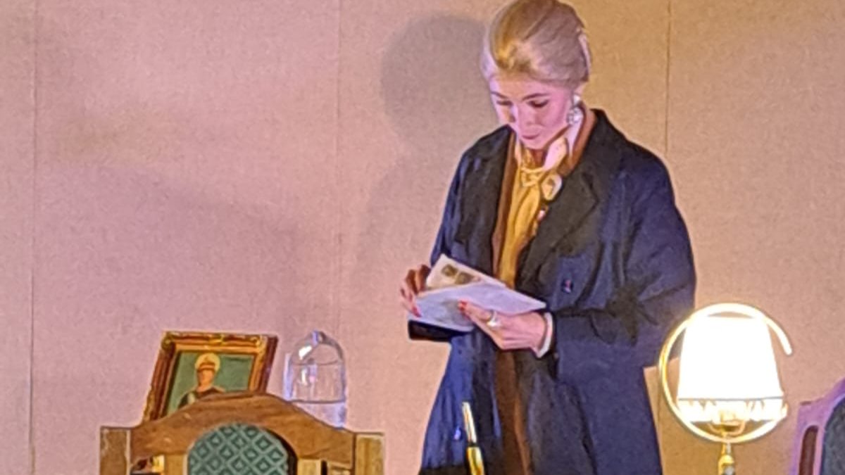 CascallaresPJ's tweet photo. (AHORA) Adultos mayores y trabajadoras vecinales de Almirante Brown disfrutan de la obra teatral "La Descamisada" en el Museo Histórico "17 de Octubre" de la Quinta San Vicente, en el marco del programa Recreo de @CulturaPBA. #Recultura #SomosBrown https://t.co/79wJVrRVy3