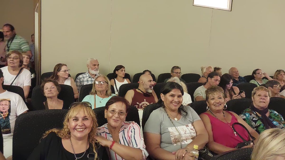 CascallaresPJ's tweet photo. (AHORA) Adultos mayores y trabajadoras vecinales de Almirante Brown disfrutan de la obra teatral "La Descamisada" en el Museo Histórico "17 de Octubre" de la Quinta San Vicente, en el marco del programa Recreo de @CulturaPBA. #Recultura #SomosBrown https://t.co/79wJVrRVy3