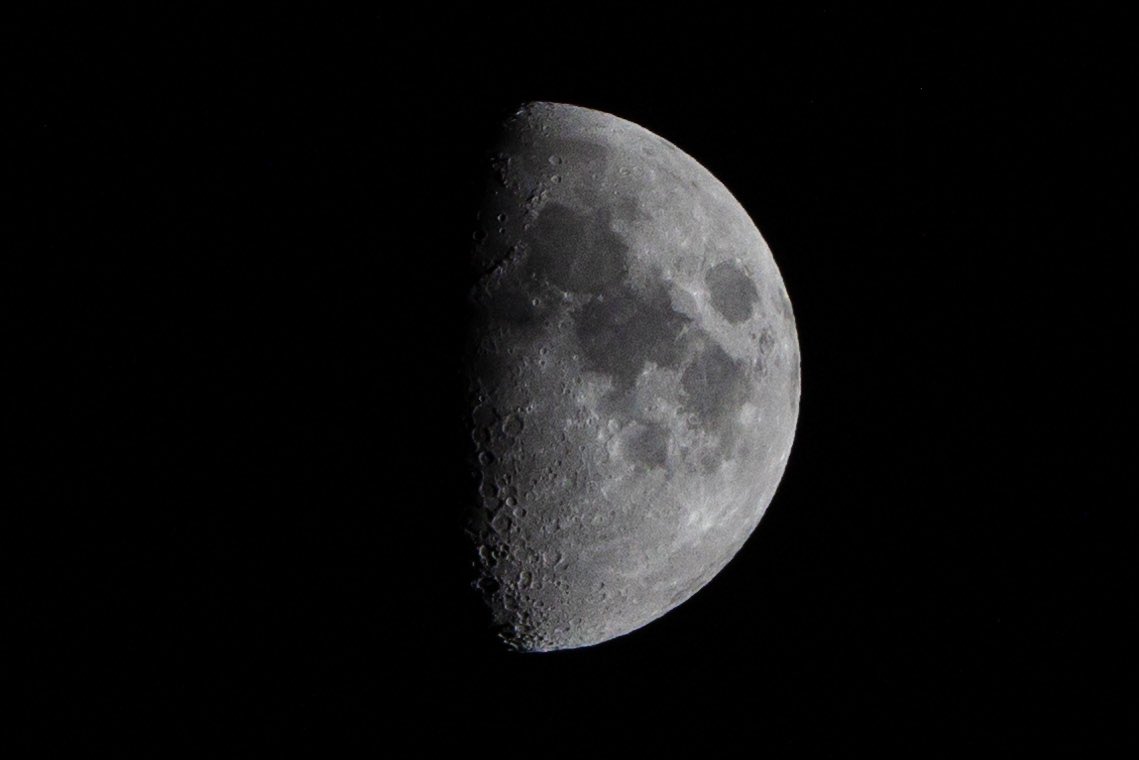 Got a lovely shot of the moon tonight to compliment the sunset photo I took in my previous post. 

#moon #moonphotography #sky #canon #photography #photo