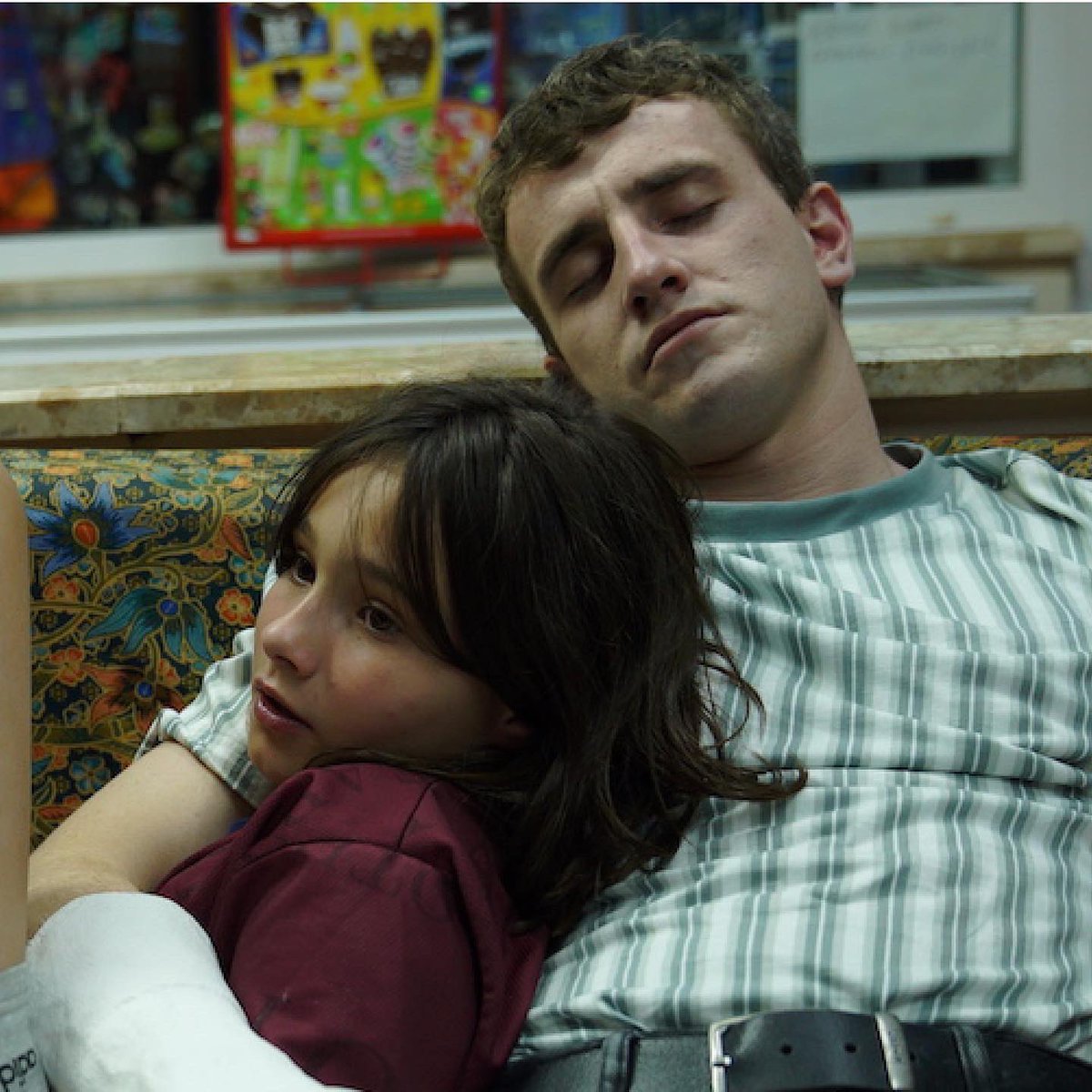 entrance_cl's tweet photo. La #pelicula #Aftersun muestra un viaje de padre (#PaulMescal) e hija inalcanzable e inolvidable a la vez. Escoge trazos de la realidad que no pintan todo el lienzo, sino algunos rincones poderosos en sus sensaciones. La #critica, aquí 👉 https://t.co/kSwHiSY1vn
#cine #Oscar2023 https://t.co/ZtNvY69yrS