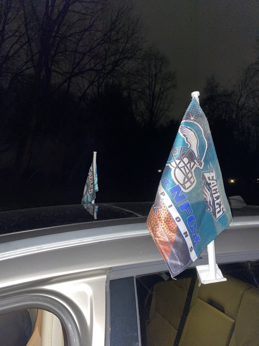 HowardWalker09's tweet image. Car flags only come out when the Eagles go to the Superbowl!!