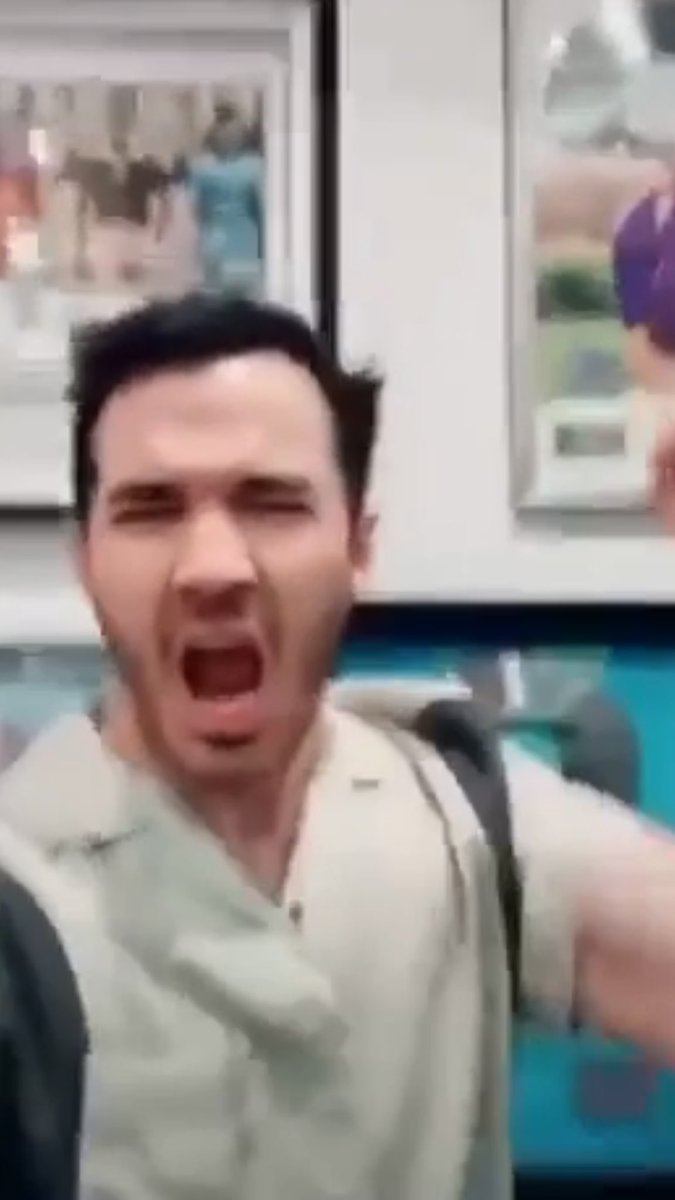 LeahEchelon's tweet photo. actual photos of me listening to that snippet. #JonasWings @jonasbrothers https://t.co/7FFMMVaeJz