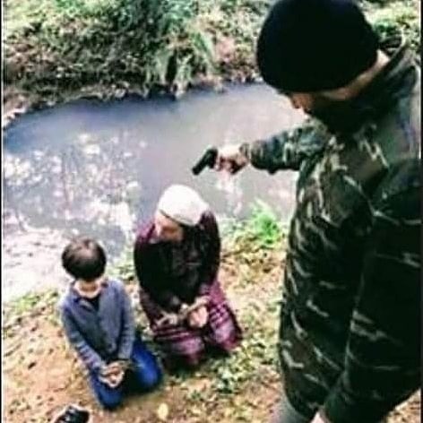 1995 Bosna Srebenitsa'da katledilen Anne ile evladı ve annenin ölmeden önce evladına son bakışı.