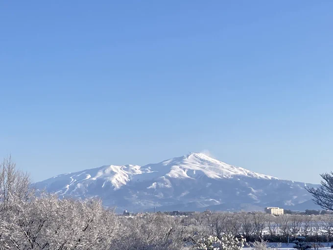 おはようございます今季最低気温更新しました。寒いけど雪景色はめちゃくちゃ綺麗です。鳥海山も綺麗 