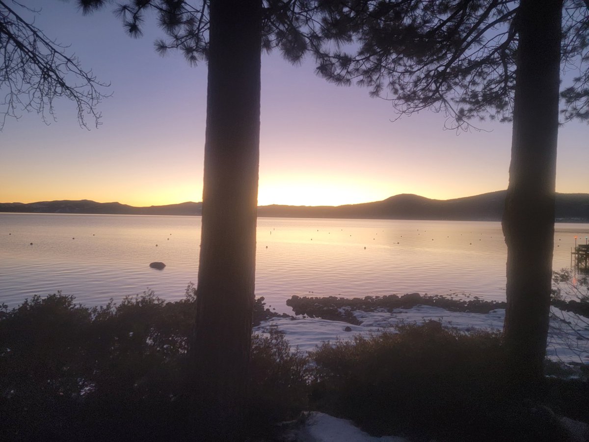 MattDias2773's tweet photo. Sunset on north shore #laketahoe....spectacular evening!!  Lake is still a little low, but plenty of snowpack to assist during spring thaw. https://t.co/x50770Kdsj