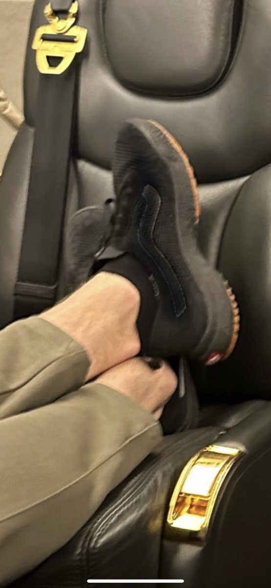 ferris721's tweet photo. @JeffreeStar That’s Brady’s ankle. I just know it. https://t.co/cusxxAWNQZ