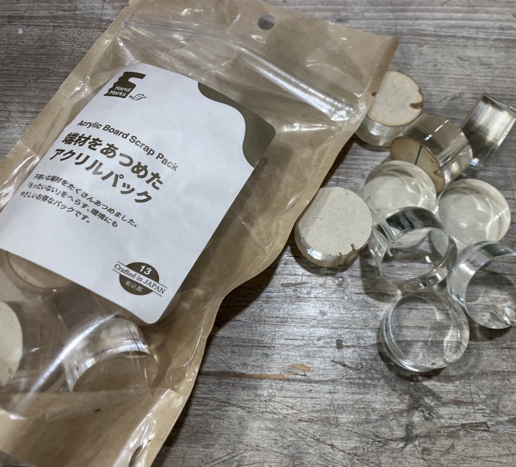 Hands_Umeda's tweet photo. アクリルの端材に好きな写真を貼ってミニアクスタを作りませんか?ハンドマークスの端材シリーズは自由な発想で使える素材です。アクリルだけでなく革の端材や珍しいろうそくの芯端材などもあります!こちらの商品は11階Cゾーンにて取り扱い中(11Fいし) #アクスタ #HandMarks #DIY #透明 #とうめい https://t.co/zeNwm4Frh2