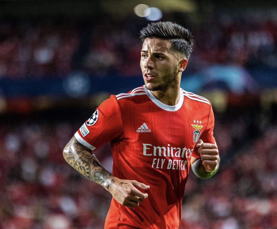 FabrizioRomano's tweet photo. Chelsea have scheduled new round of talks for Enzo Fernández on Monday. Full focus on getting it done, player side won’t be an issue. 🚨🔵 #CFC

Todd Boehly, Behdad Eghbali and the board are on it — Chelsea will reach €120m, depends on Rui Costa.

🎥 https://t.co/TfUCoBYcil https://t.co/pcpUjOHYqk