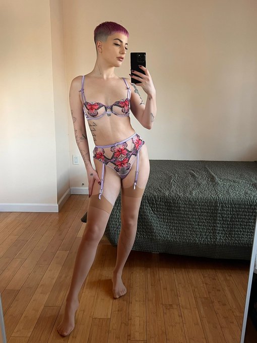 Want to see my butterfly? https://t.co/6MjJqUHpMV https://t.co/WZFz5WVLgb