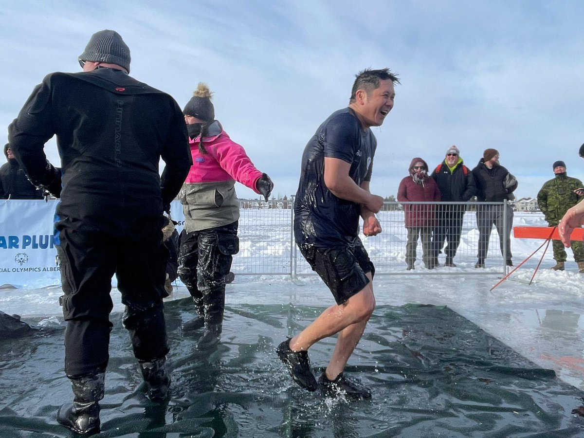 #YourEMS bbb-raved the cold waters of Lake Summerside in #YEG and got #FreezinForAReason at the 2023 Polar Plunge in support of Special Olympics Alberta!