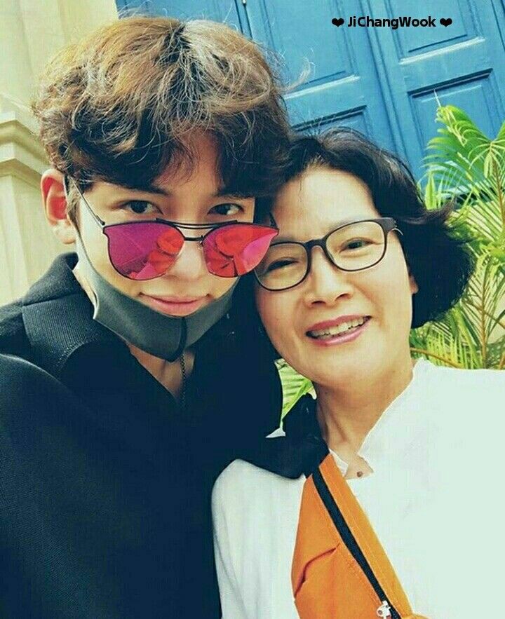 JcwLatin's tweet photo. "Cuando mi madre escuchó que iba a estudiar teatro, se opuso mucho.Peleamos mucho también, pero creo que la actitud de mi madre fue la más brillante cuando comencé a hacer el drama diario"
News Naver.
❤
Gracias a su mami por no oponerse lo suficiente, es un maravilloso actor💯 https://t.co/c28hF7ogL8