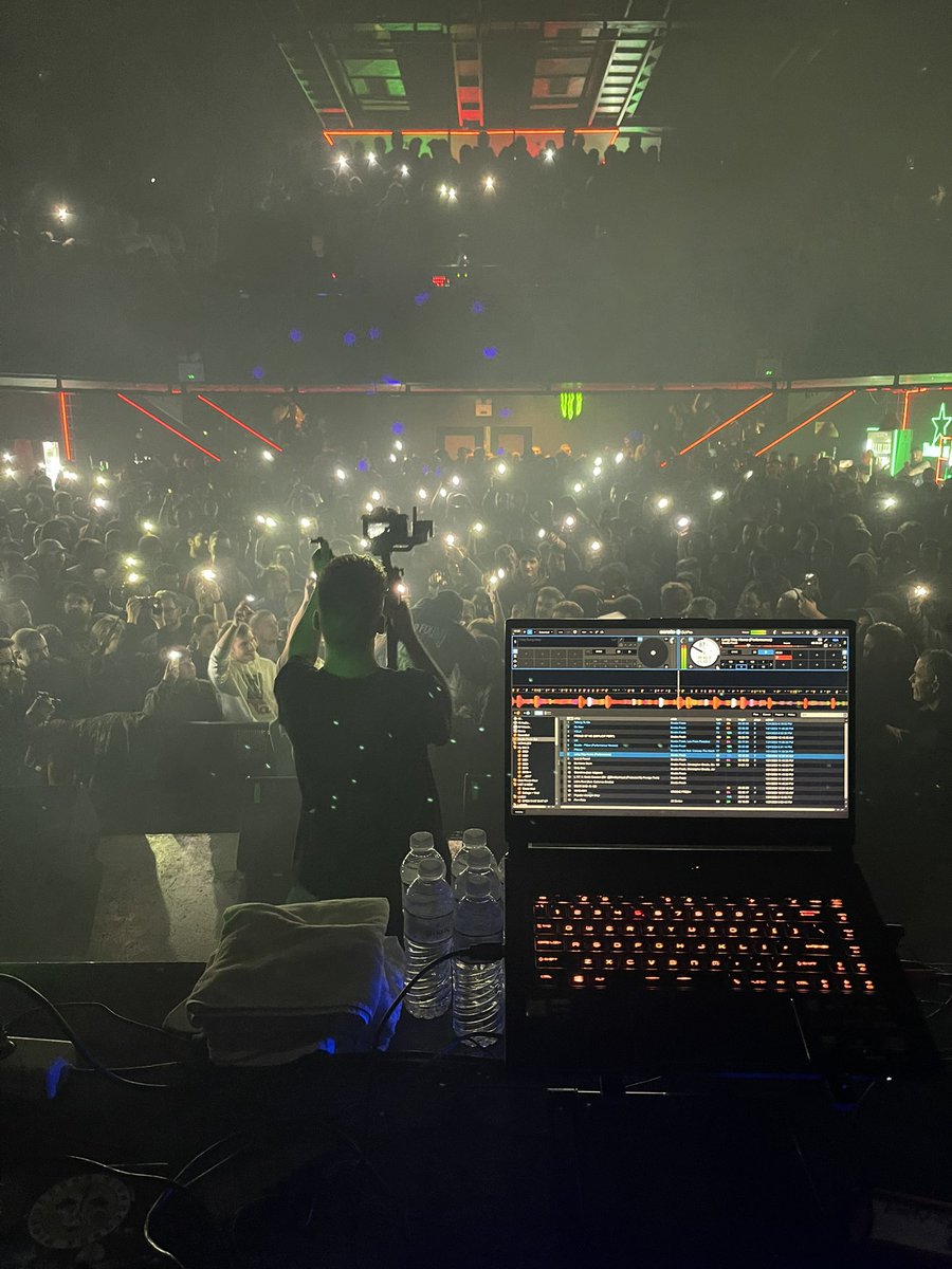 DjKeyWay's tweet photo. My Story's in braille, gotta feel it to understand 📖 #TourDJ https://t.co/Gg1hNS12su