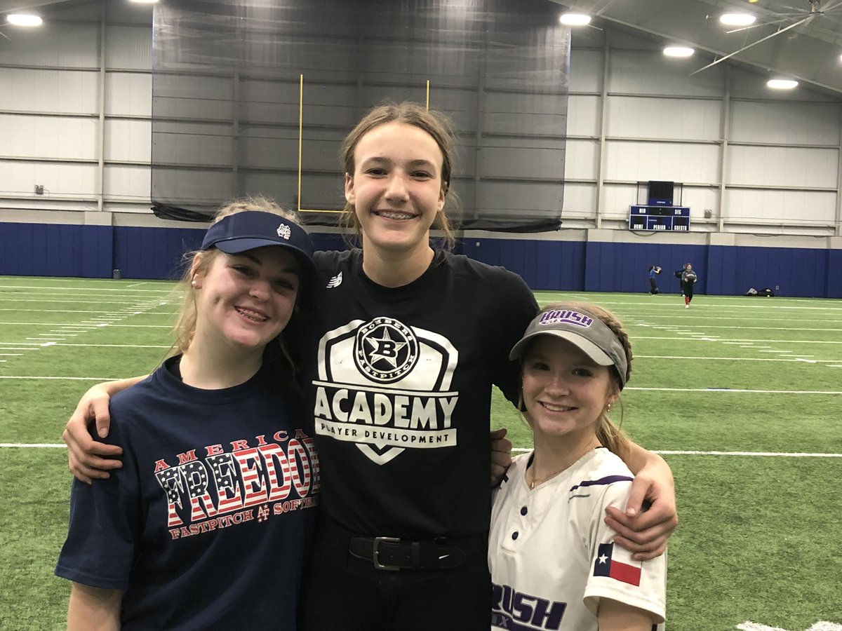 Taylor_walker99's tweet photo. Getting some work in with #allthingssoftball #afstrong #americanfreedomgold2026 #triplecrownsports #evoshild #wilson #Easton so excited for the 2023 season coming up then I will be a freshman!!! https://t.co/HdK6Tq7iwK
