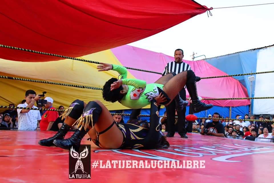 LaTijeraLucha's tweet image. En lucha femenil, las rudas #Shamila, #Krissta y la experimentada #MissCoral logran dar cuenta de #Mitzy, #PrincesaDeSol y #Sairely; en una aguerrida batalla que estuvo con constantes castigos entre ambas tercias y mantuvo prendido a la fiel afición de #HalconLuchaLibre...