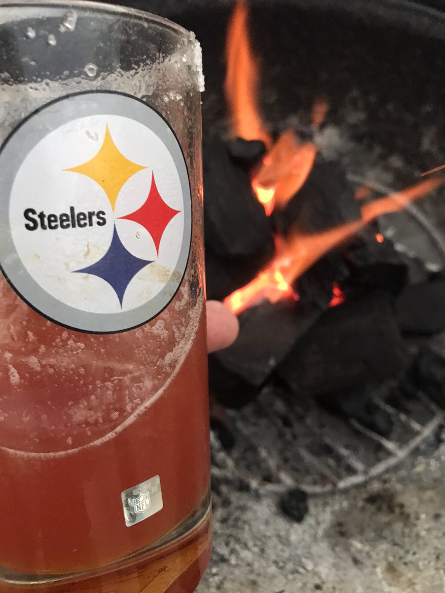 rioslawyer's tweet photo. La legendaria casita de la felicidad, para prender la lumbre.
Dicen que si no haces la casita, la carne sabe rancia y pues mejor no me arriesgo.
Salú’!!! i ñorrr!!!
#NFLTime
Mañana trabajamos noliase!!! https://t.co/C7vpNMsXRg