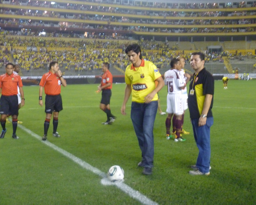 kennycastrog's tweet photo. #NocheAmarilla 2011 con @nicolapentti como protagonista, quien pocos días atrás había anunciado su retiro.
@BarcelonaSC bajo la presidencia de @pochoharbEC le rindió un homenaje en cancha.
Muy merecido para el gladiador de la #CopaDavis #Lapentti https://t.co/bsujn98C96