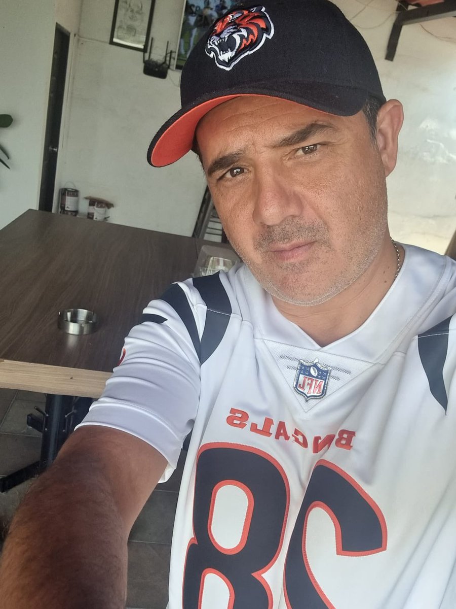 #NFLPlayofssEnTUDN saludos <a href="/pepesegarra/">Pepe Segarra</a> del bengalí incomparable Paco Rodriguez