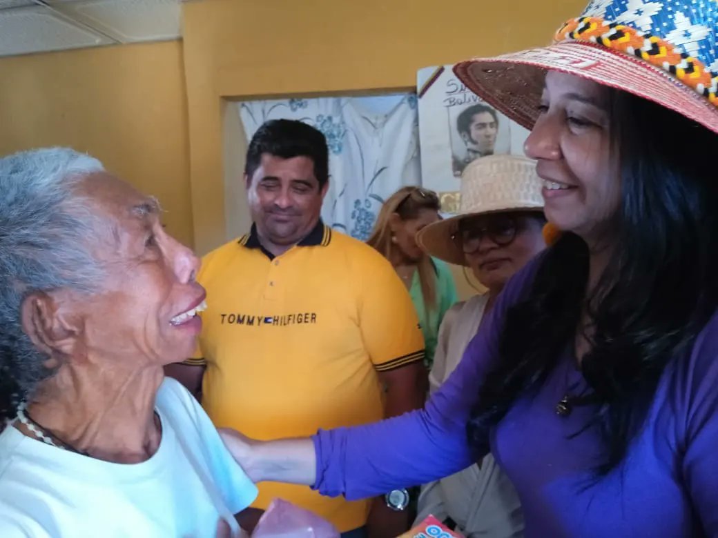 Este #28Ene @zonaeduzulia junto al Alcalde @ajsobalvarrod realizaron un abordaje educativo al Mcpio. Almirante Padilla, donde se entregaron útiles y uniformes escolares, también se crearon mesas de trabajo para crear el Centro de Desarrollo por la calidad educativa indígena.