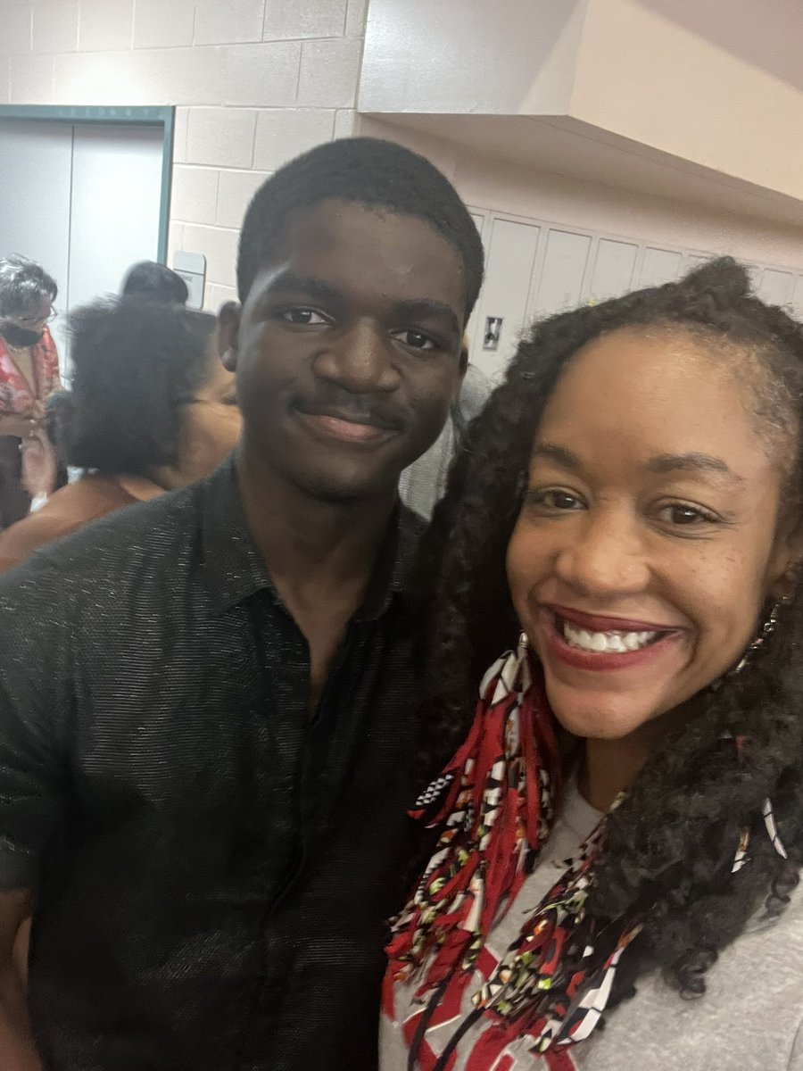 TheatreELC's tweet photo. Congrats @hightower_drama on your production of DREAMGIRLS!!! Always a joy to see my #ForeverStudents still on stage🎭 #ForeverParent🤗 https://t.co/4wWi6yeCqJ