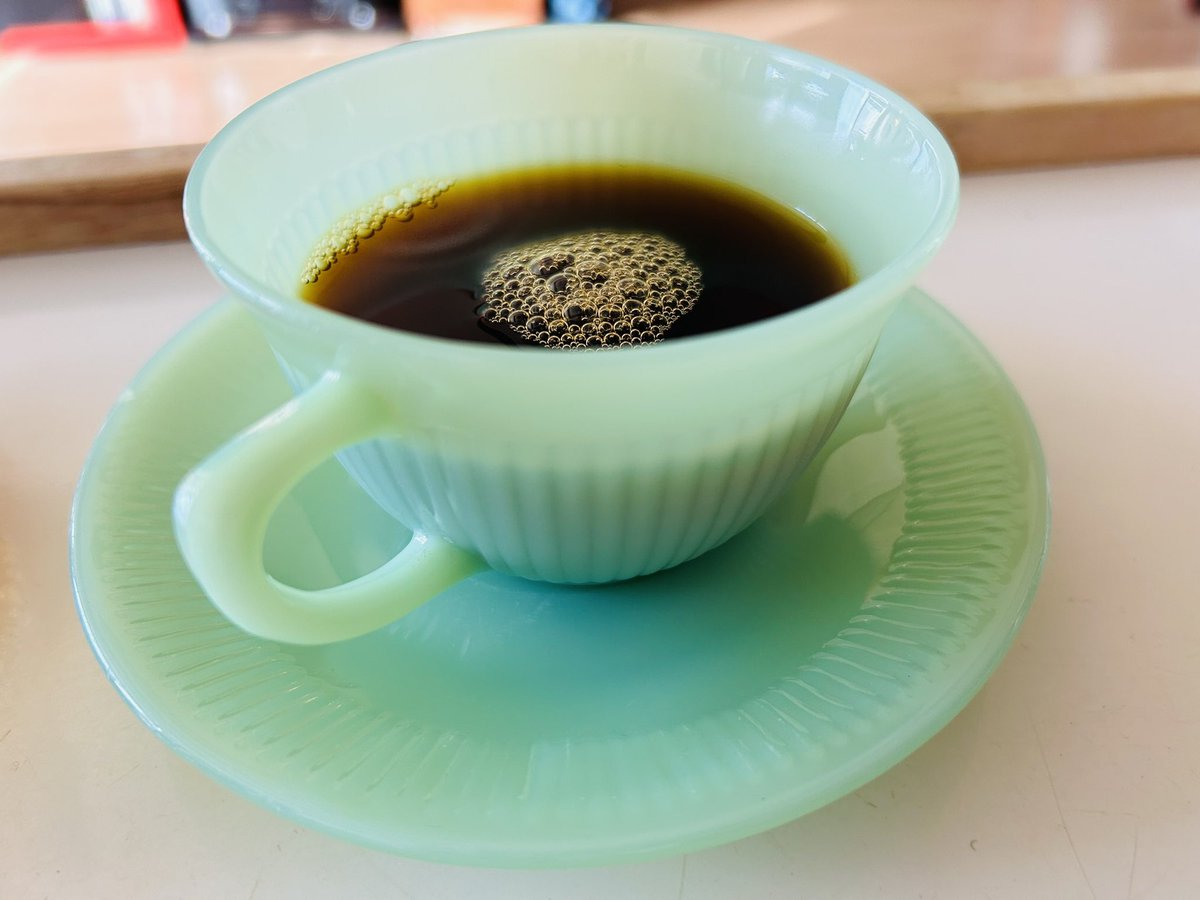 내 삶은 언제나 절망보다 희망이 조금 더 크다. 그거면 된다. 
즐겁게 살아갈 수 있다. 추운 겨울이지만 봄을 느낄 수 있다. 
아침햇살이 힘내라고 토닥여준다. 
​
아침햇살과 커피. 
살 것 같다.