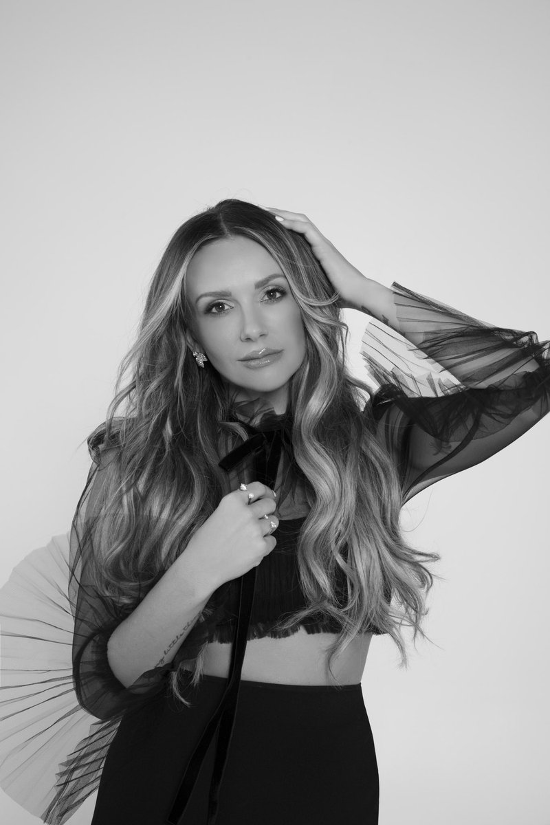 carlypearce's tweet photo. big week comin… 🤗 https://t.co/NIttymV6kC