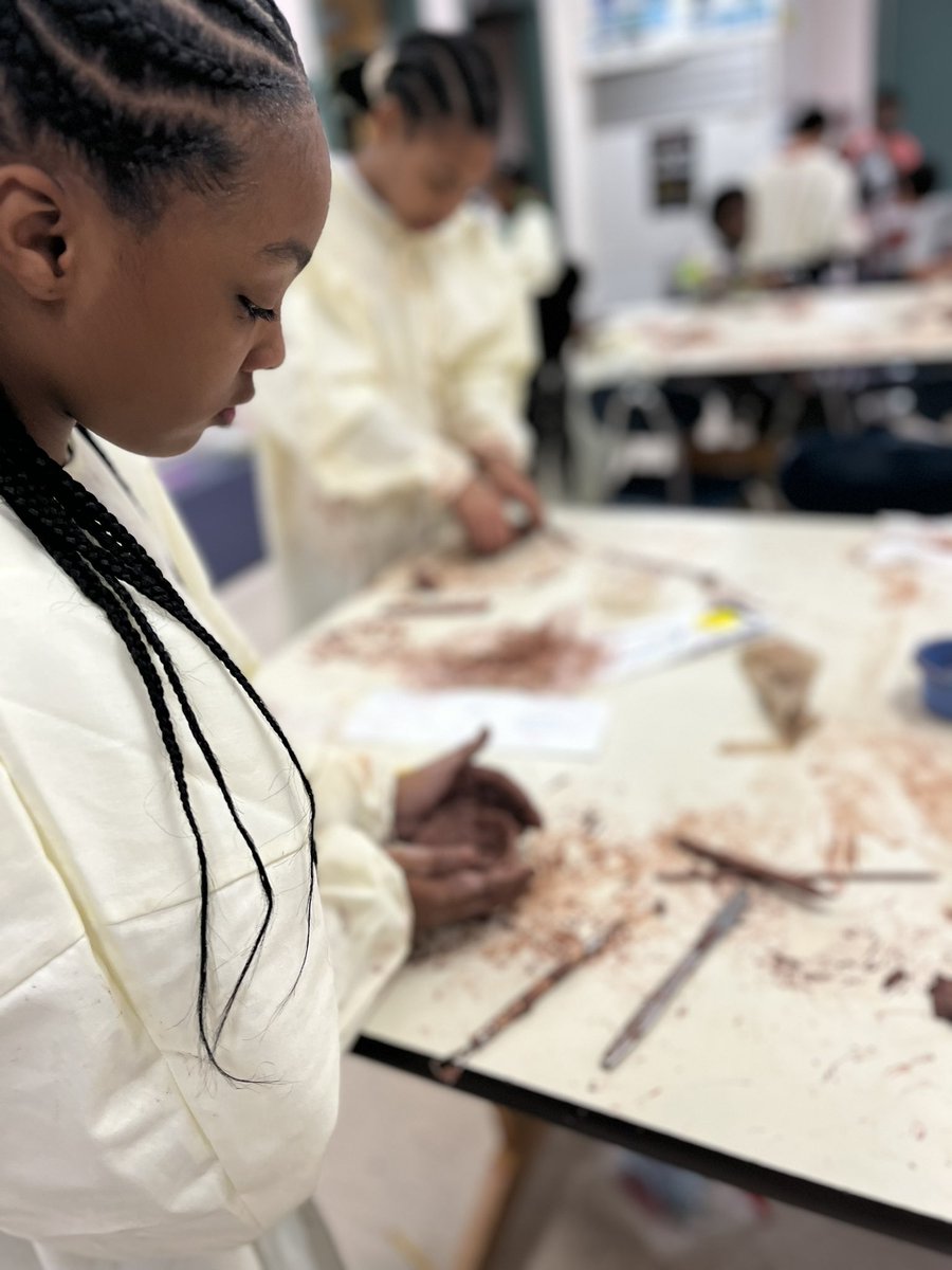 R1ForestHeights's tweet photo. 4th Grade in Art making items out of clay! #studentengagement #wellroundedstudents https://t.co/0Y1KWQZm29