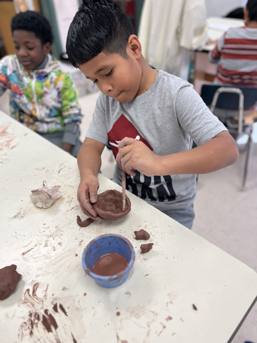 R1ForestHeights's tweet photo. 4th Grade in Art making items out of clay! #studentengagement #wellroundedstudents https://t.co/0Y1KWQZm29