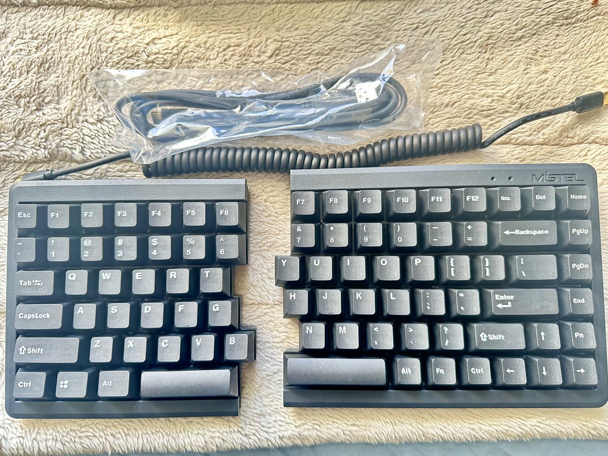 herofuwa's tweet photo. 本日、Rentioでお試しすることになったMD770が届きました。
やはり腕が楽ですね。後静音赤軸は思ったよりも気持ちが良いですね。🤗
#rentio #md770 https://t.co/pgJMdN8924