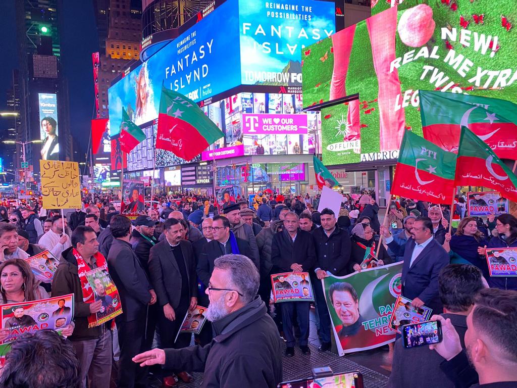 ZafarCheemapti's tweet photo. نیو یارک بڑی تعداد میں پاکستانی امریکن نے پاکستان میں لاقانونیت کے خلاف آواز بلند کر دی 
#فواد_چوہدری_کو_رہا_کرو 
#اصلی_لیڈر_عمران_خان https://t.co/cfGve9XAs8