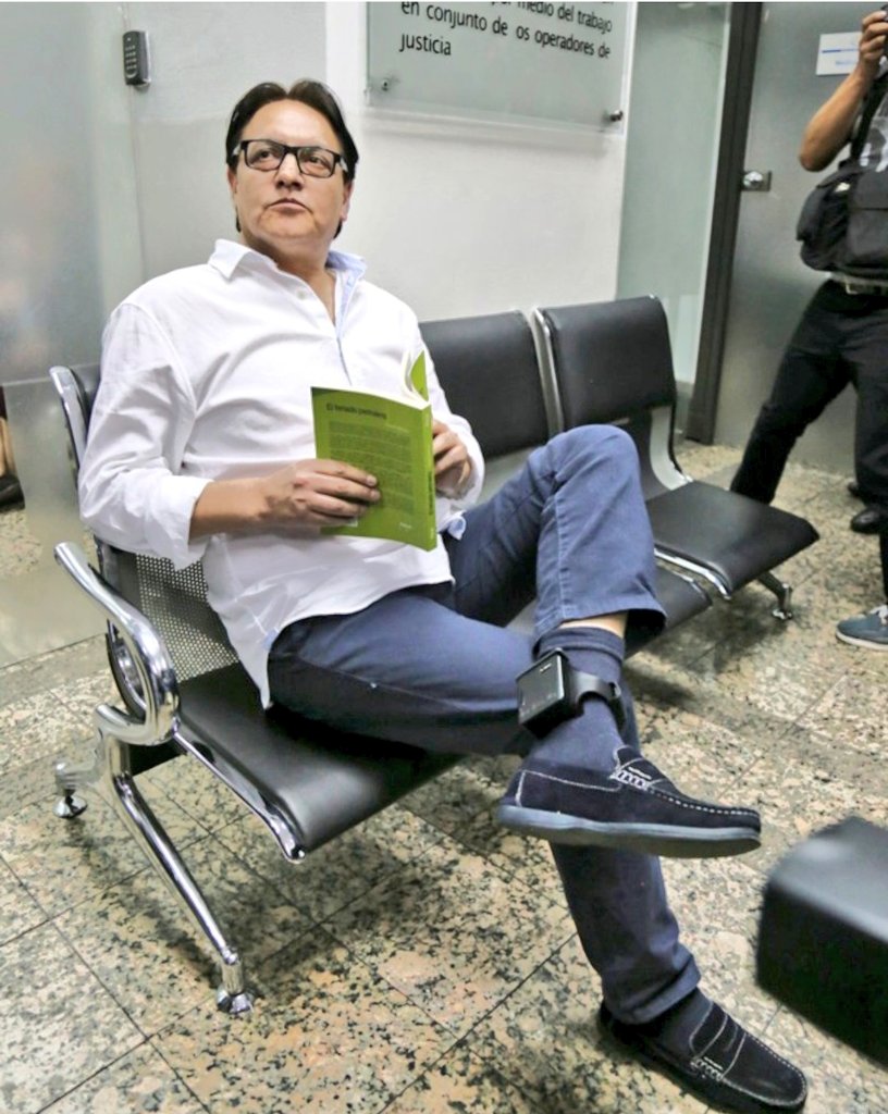 AlmaMiaEcu's tweet photo. Cada vez que Fernando Villavicencio hable sobre los candidatos con grillete, denle esta foto por favor.
Don Bille tiene memoria selectiva. https://t.co/ZKb39OL2ed
