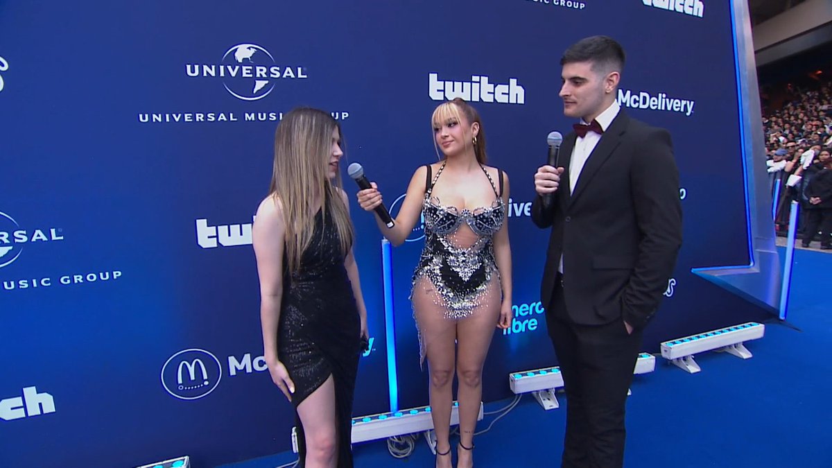 samyriveratv's tweet photo. mi premio mas grande es poder dedicarme a esto y compartir este camino con ustedes. hace 1 año no sabía ni que hacer y llegaron de golpe a cambiarme la vida. La vez pasada me toco verlo muy de lejos y ahora de cerca. Vivo en un sueño gracias a ustedes💜 GRACIAS https://t.co/JwBsMx8RzB